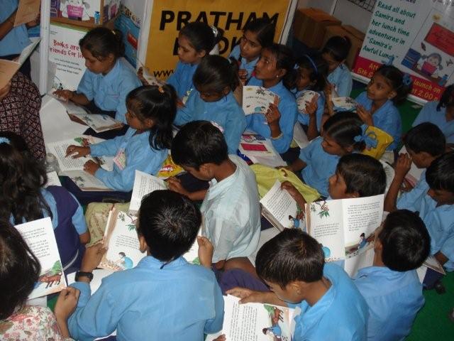 Children_Reading_Books_-_Flickr_-_Pratham_Books_(1)